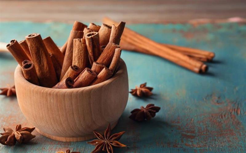 Quếlàm cho não hoạt động nhiều hơn vì có các thành phần cực kỳ quan trọng là cinnamyl alcohol và cinnamaldehyd. Mùi quế có thể kích thích não bộ để giải quyết những công việc đòi hỏi sự phản ứng nhanh và phân tích nhạy bén.