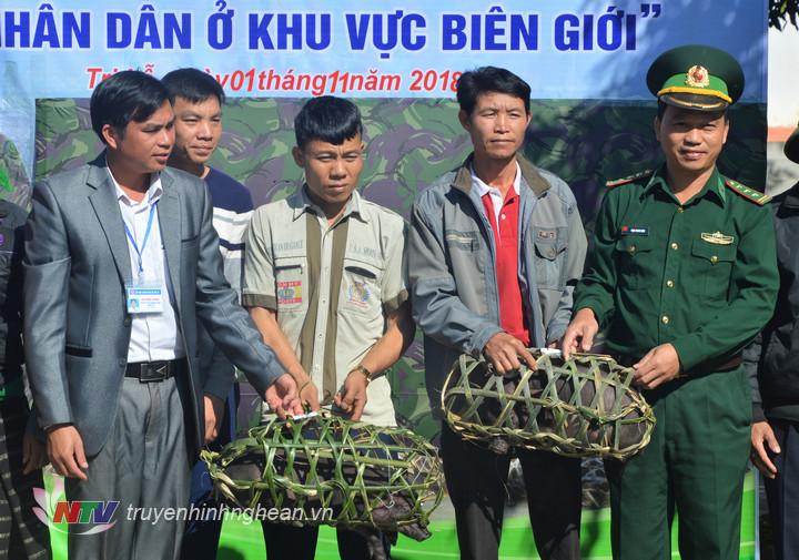 BĐBP PG88 go Bắn cá tặng lợn giống cho các hộ đồng bào nghèo.