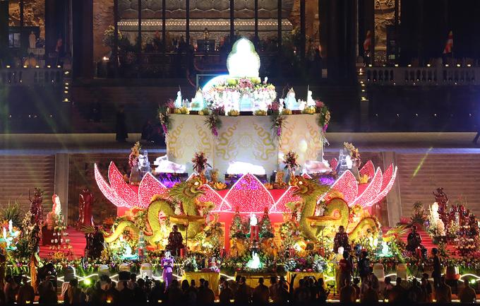 Các nghi thức chuẩn bị cho buổi lễ được thực hiện bên đàn lễ trước cửa điện Quan âm.