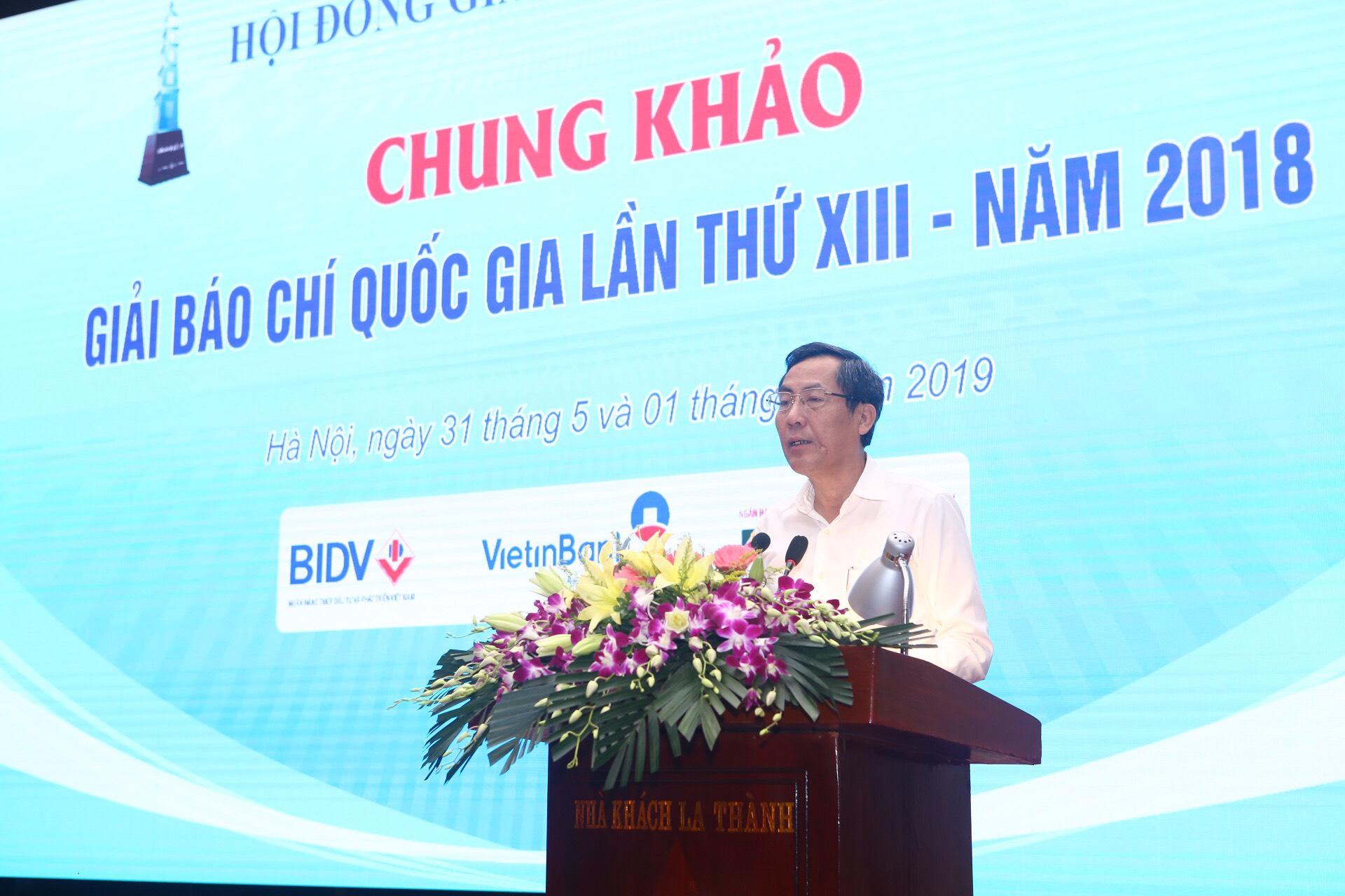 Nhà báo Thuận Hữu phát biểu tại phiên họp.