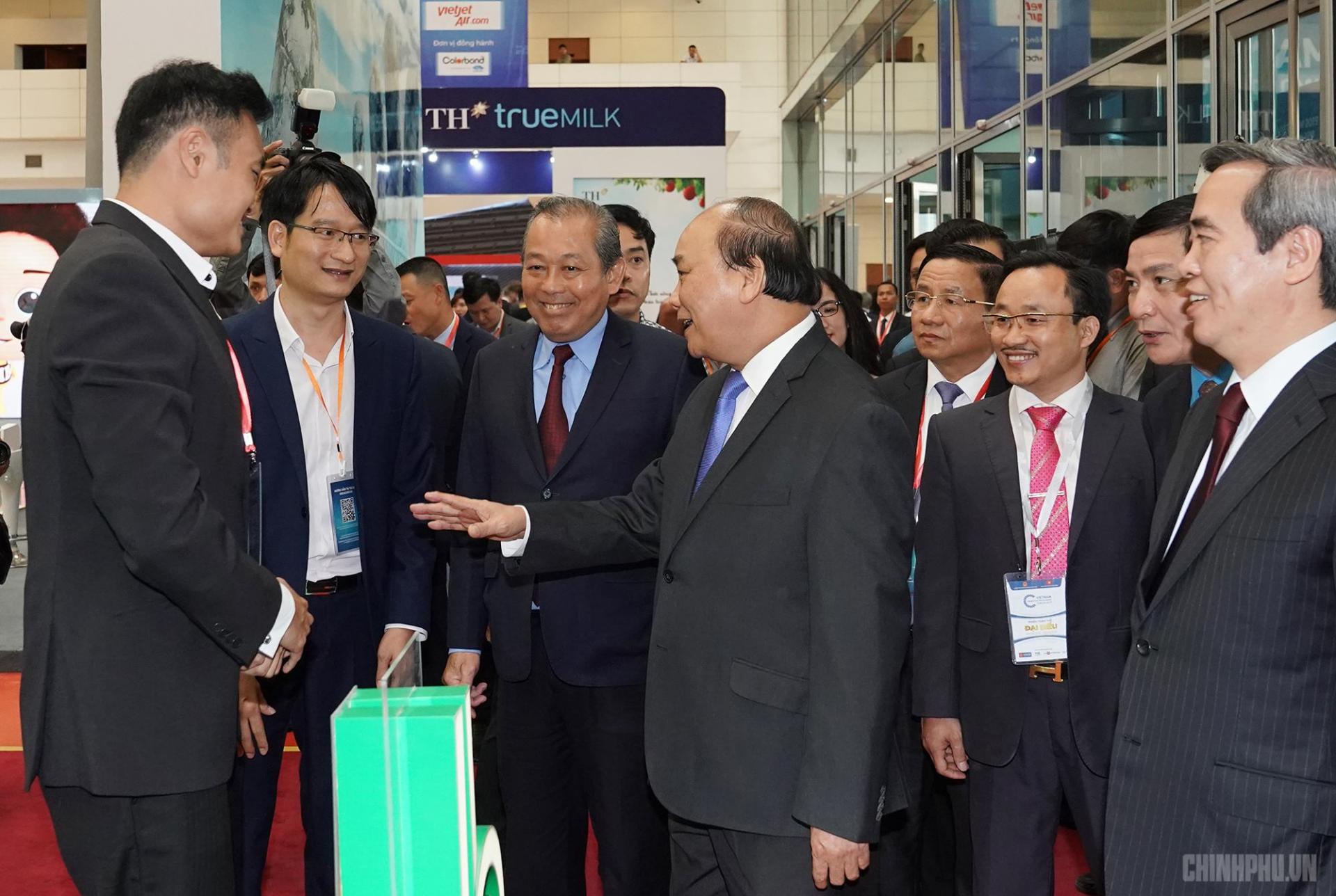 Thủ tướng tham quan triển lãm của các doanh nghiệp tư nhân 