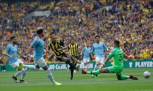 Pereyra bỏ lỡ cơ hội mở tỷ số cho Watford ở đầu trận. 