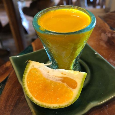Dùng curcumin để giảm đau do viêm: Hãy thêm nghệ hoặc trích xuất nghệ vào thức ăn nếu bạn bị đau do viêm. Thành phần kháng viêm curcumin có trong nghệ có khả năng giảm đau tương đương với ibuprofen. Chất này đặc biệt có hiệu quả trong giảm sưng đau các khớp.