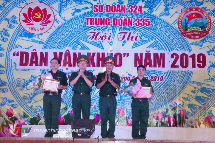Lãnh đạo chỉ huy Trung đoàn trao giải Nhất, Nhì cho các đội.