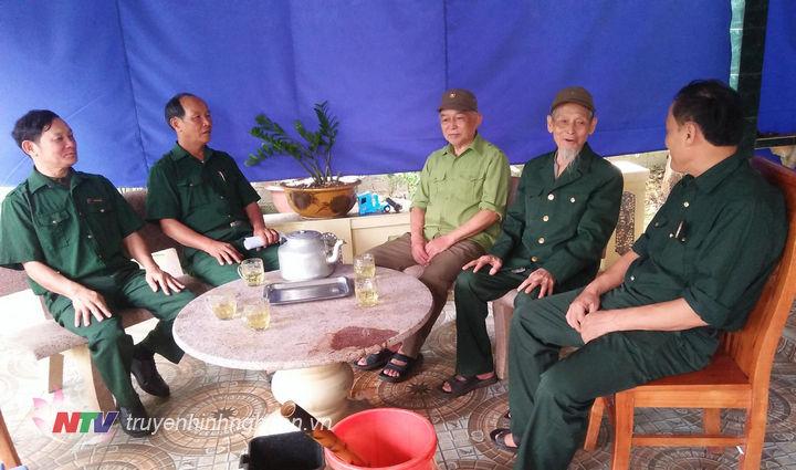 2 anh em ông Hoàng Đình Thuyết, Hoàng Đình Thảo trò chuyện với hội cựu chiến binh xã về chiến dịch Điện Biên Phủ