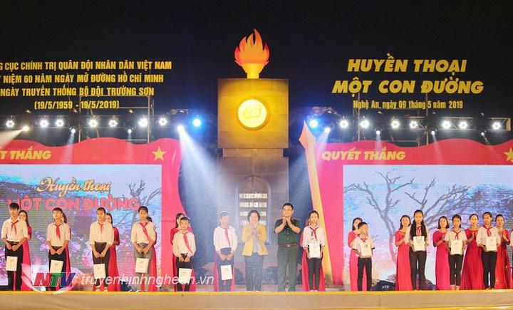 nguyên Phó PG88 go Bắn cá nước Trương Mỹ Hoa và Thượng tướng Lê Chiêm trao quà cho 15 học sinh tiêu biểu vượt khó học giỏi của Trường THCS Kỳ Tân và Kỳ Sơn, huyện Tân Kỳ