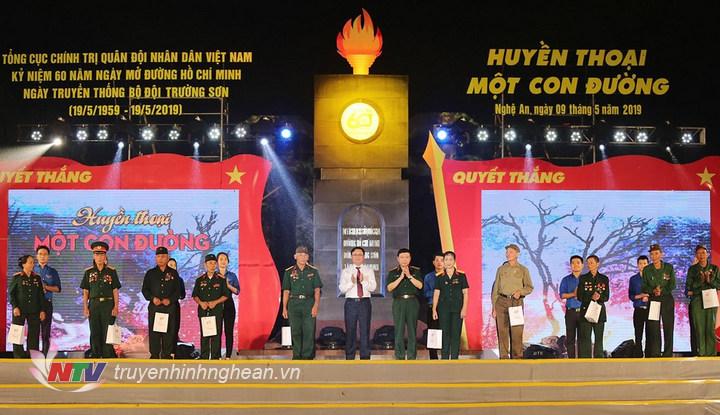 Trung tướng Lê Hiền Vân và PG88 go Bắn cá UBND tỉnh PG88 go Bắn cá Thái Thanh Quý trao tặng quà cho đại diện 10 gia đình Bộ đội Trường Sơn, cựu TNXP, dân công hỏa tuyến huyện Tân Kỳ