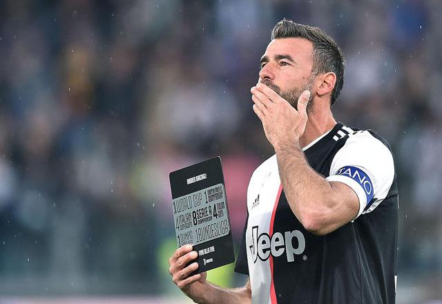 rung vệ 38 tuổi Andrea Barzagli nhận quà tri ân từ BLĐ Juventus bởi sau khi mùa giải 2018/19 hạ màn, anh sẽ giải nghệ.