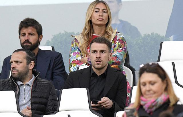 Trên khán đài, tân binh Aaron Ramsey cũng theo dõi trận đấu của Juventus với Atalanta. Kể từ mùa giải 2019/20, Ramsey sẽ thi đấu cho "Bà đầm già". Anh gia nhập CLB này theo dạng CNTD từ Arsenal.