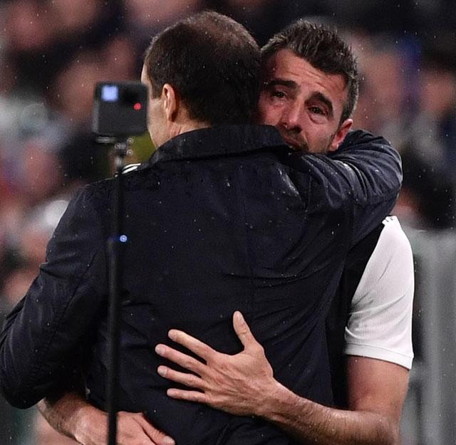 Khoảnh khắc đầy xúc động của Barzagli khi anh vừa khóc vừa ôm lấy HLV Allegri.