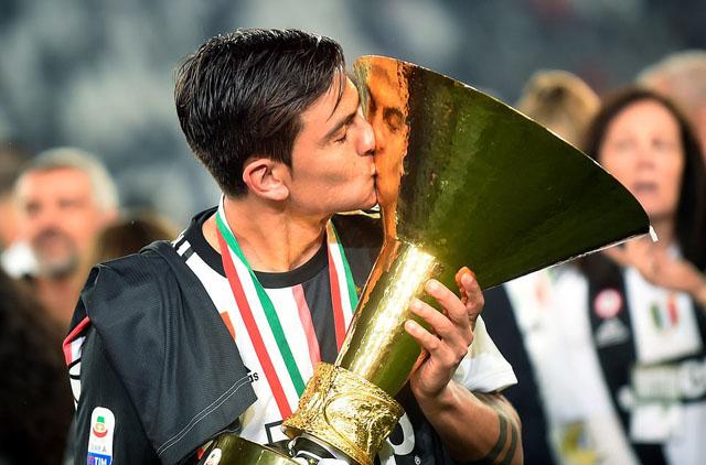 Chân sút Paulo Dybala hôn lên cúp vô địch. Với ngôi sao người Argentina, anh nhiều khả năng sẽ chia tay Juventus trong mùa Hè 2019. Hiện có nhiều CLB muốn có sự phục vụ của Dybala như M.U, Bayern Munich, Man City, Real Madrid hay Arsenal...