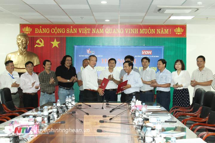 Đại diện 2 đơn vị trao đổi biên bản ký kết hợp tác.
