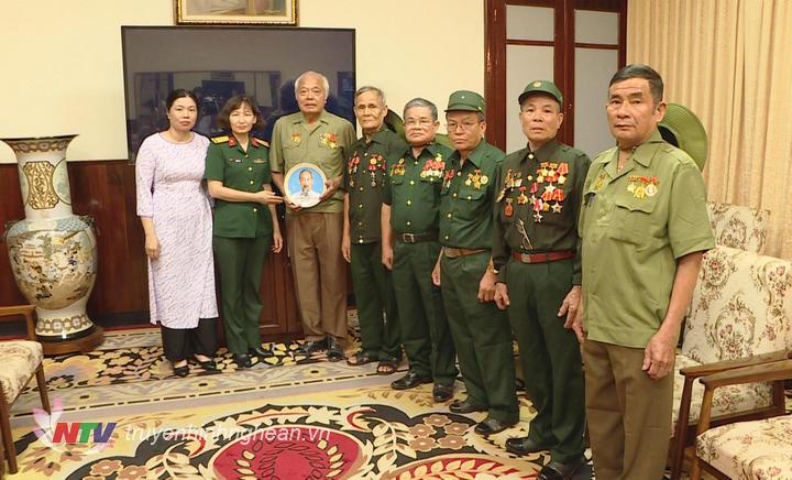 Ban quản lý Lăng PG88 go Bắn cá Hồ Chí Minh gặp mặt đoàn người có công tỉnh PG88 go Bắn cá nhân dịp viếng thăm.