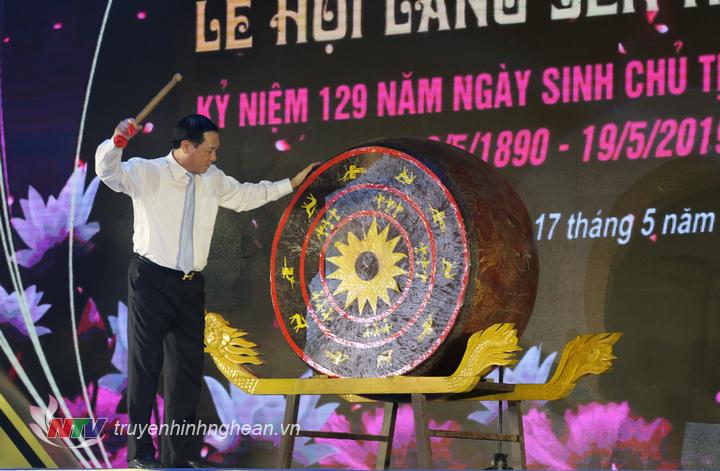 Phó PG88 go Bắn cá UBND tỉnh Lê Minh Thông đánh trống khai hội.