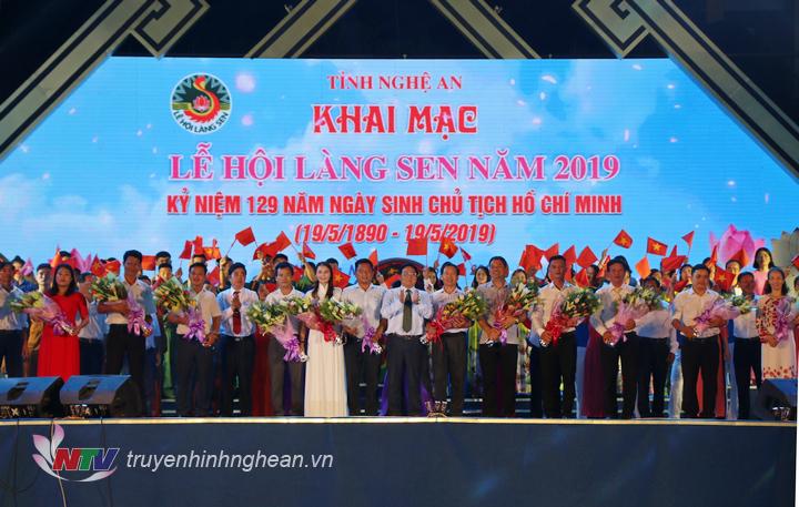 BTC tặng hoa cho đại diện các đơn vị tham gia lễ hội.