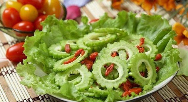Đối với những người bị các vấn đề về đường ruột như đau dạ dày, đại tràng, táo bón thì mướp đắng là bài thuốc chữa bệnh tuyệt vời. Mướp đắng chứa nhiều chất xơ giúp thực phẩm được tiêu hóa dễ dàng, ngăn chặn, phòng chống các bệnh về đường tiêu hóa.