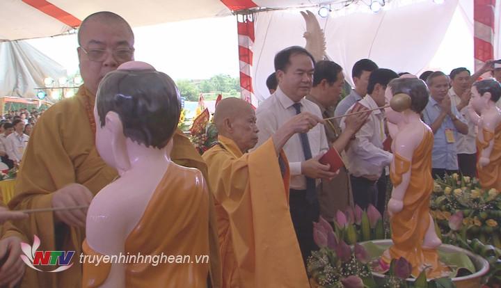 Các đại biểu thực hiện nghi lễ tắm Phật