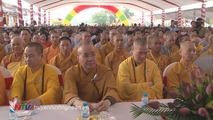 Đông đảo tăng ni, phật tử tham dự đại lễ.