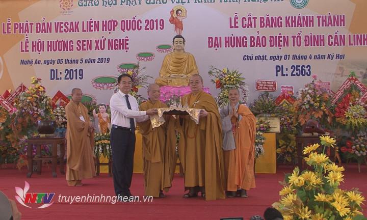 Ông Vũ Chiến Thắng trao tặng 3 viên xá lợi Phật cho chùa Cần Linh.