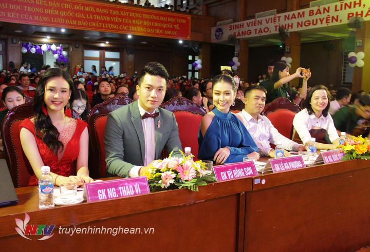 Ban giám khảo vòng thi Chung kết gồm: 
