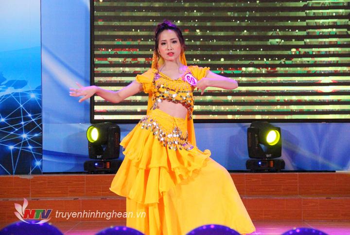 Thí sinh Nguyễn Thị Thu Hằng, SBD 69, với tiết mục dự thi tài năng là Múa Ấn Độ