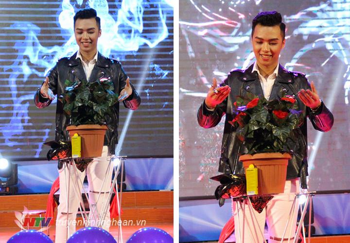 Thí sinh Trần Đắc Mạnh, SBD 85, với tiết mục dự thi tài năng là Trình diễn Ảo thuật đã mang đến đêm thi những bất ngờ thú vị.