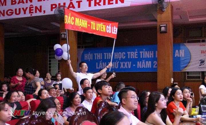 Đông đảo phụ huynh, học sinh, sinh viên tham gia cổ vũ cho các cặp đôi.