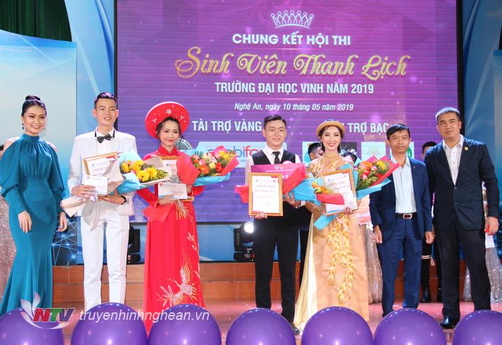 Trao giải Khuyến khích cho các thí sinh: 