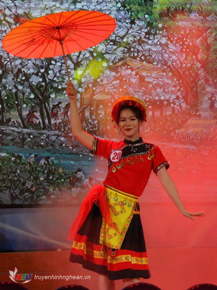 Thí sinh Dương Thị Ngọc Hằng, SBD 20, với tiết mục dự thi tài năng là Múa: Sáo Mèo
