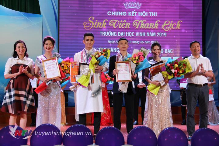 Trao giải Nhì cho các thí sinh: