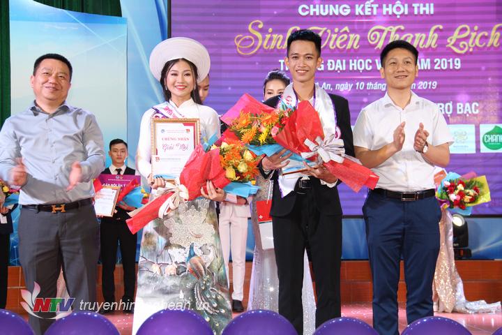Trao giải Nhì cho cặp đôi: Trần Khánh Huyền – SBD 36 (Khoa Giáo dục) và Hồ Sỹ Đại – SBD 66 (Viện NN&TN