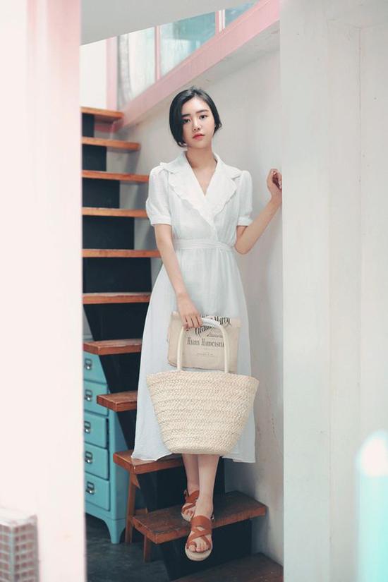 Lấy cảm hứng từ phong cách cổ điển, các nhà mốt đã mang tới mẫu váy thắt eo tiện dụng. Đây là trang phục được ưa chuộng từ mùa thu 2018 và vẫn tiếp tục lên ngôi ở hè 2019.