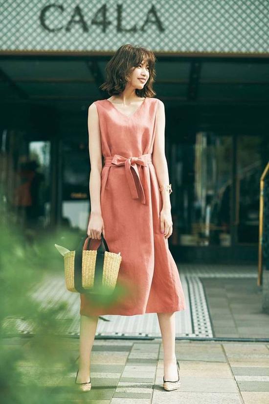 Váy thắt eo vải lụa thường được tô điểm bằng rất nhiều sắc màu và họa tiết nổi bật. Riêng dòng váy vải dệt tự nhiên như đũi, linen lại nghiêng về các tông màu trung tính.