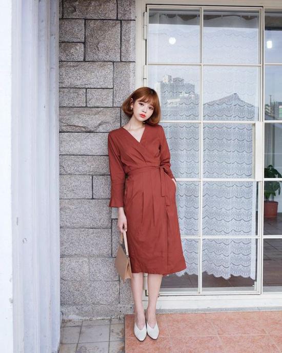 Phụ kiện đi kèm với các mẫu váy mang hơi hướng cổ điển thường là giầy mũi nhọn, sandal, dép slip on...
