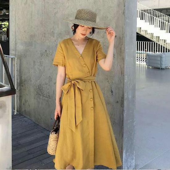 Trước không khí oi nồng của ngày hè, các thương hiệu đã nhanh chóng cho ra đời nhiều mẫu váy ứng dụng trên những chất liệu thoáng mát. Nổi bật trong xu hướng thịnh hành năm nay là vải linen.