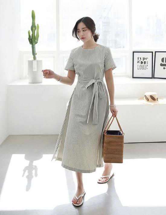 Váy liền thân dáng suông, trang trí đai lưng vải tạo cảm giác thoải mái nhưng vẫn có thể tôn nét gợi cảm cho người mặc.