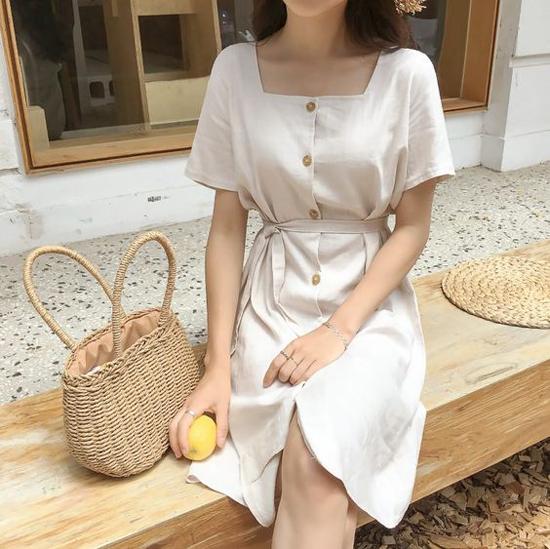 Khi đến văn phòng, các nàng dễ dàng có được nét thanh lịch với các mẫu váy linen, thắt eo hay trang trí hàng cúc dọc thân váy. 