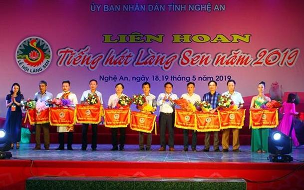 BTC ​ tặng hoa và cờ lưu niệm cho các đơn vị tham gia Link Vào PG88 link “Tiếng hát Làng Sen” năm 2019.  ​
