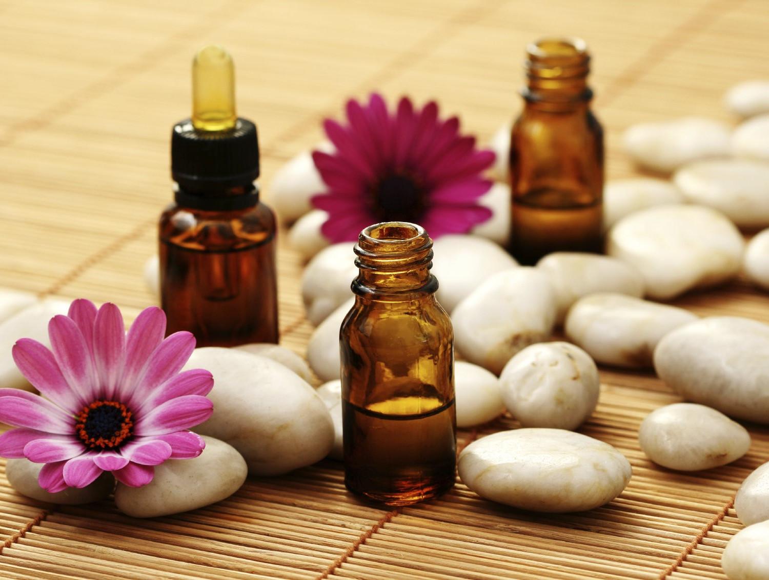 Ngửi tinh dầu để giảm đau đầu: Các loại tinh dầu có tác dụng làm dịu và giải tỏa căng thẳng, do đó chúng có hiệu quả trong việc điều trị các cơn đau đầu do căng thẳng và lo âu. Có nhiều loại tinh dầu mà bạn có thể sử dụng: oải hương, bạc hà, hương thảo, hoa cúc,...