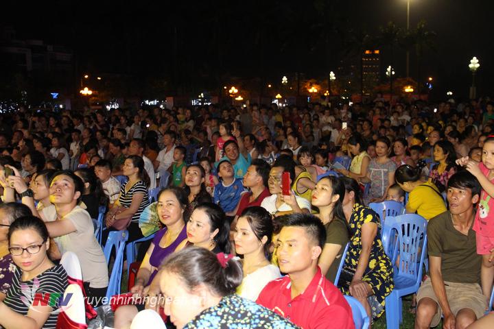 Đông đảo khán giả theo dõi lễ tổng kết, trao giải.