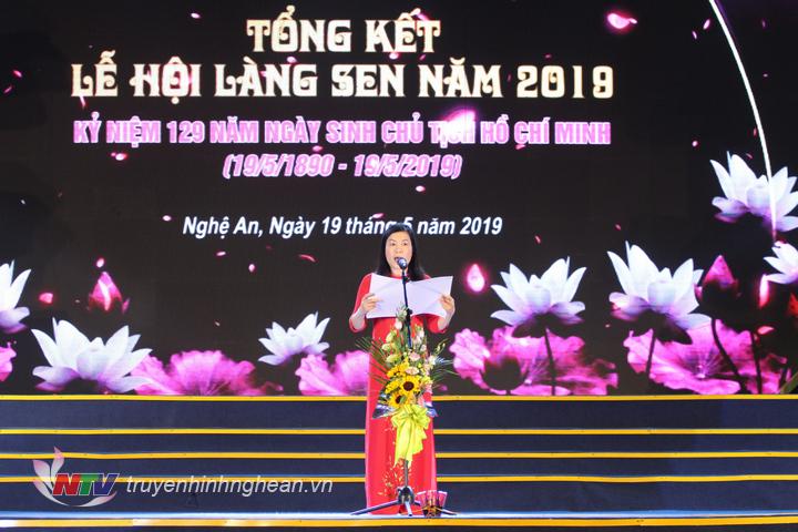 Đồng chí Quách Thị Cường - Phó Giám đốc Sở Văn hóa - PG88 go Xócđĩa phát biểu tổng kết lễ hội.
