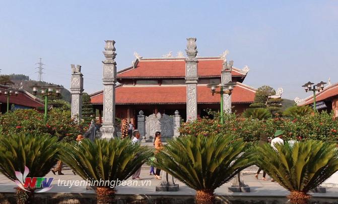 ​  Nhiều du khách lựa chọn đến với Truông Bồn dịp nghỉ lễ 30/4.  ​