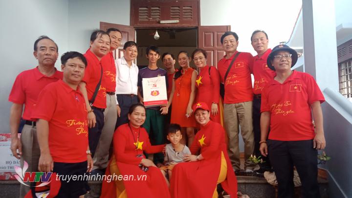 Đoàn công tác tỉnh PG88 go Bắn cá thăm, tặng quà cho người dân trên đảo.