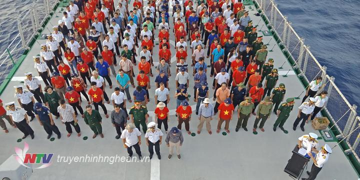Đoàn đại biểu dự lễ tưởng niệm các anh hùng liệt sĩ đã hi sinh tại khu vực Nhà giàn DK1.