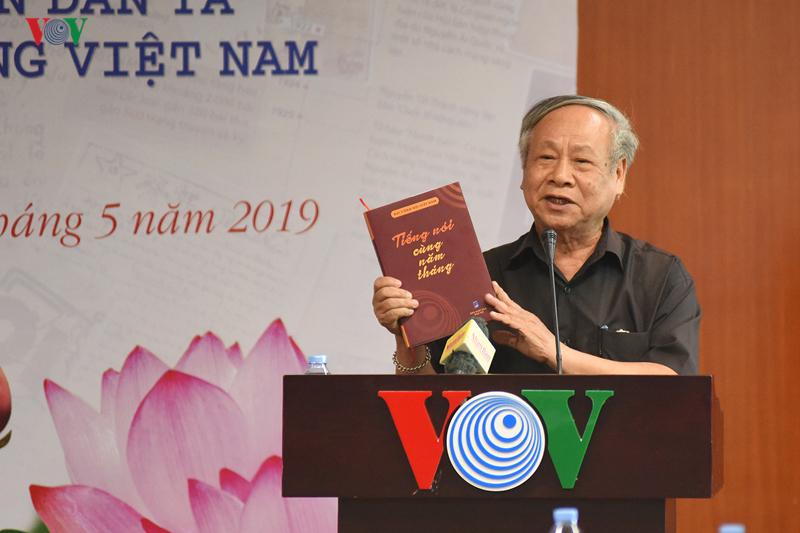 Nhà báo Vĩnh Trà (Trần Đức Nuôi) - nguyên Trưởng Ban Thư ký Biên tập giới thiệu cuốn sách "Tiếng nói cùng năm tháng" viết về nghề phát thanh viên và những giọng phát thanh viên tiêu biểu của VOV đã đi vào tâm khảm của các thế hệ bạn nghe Đài cả trong nước và quốc tế.