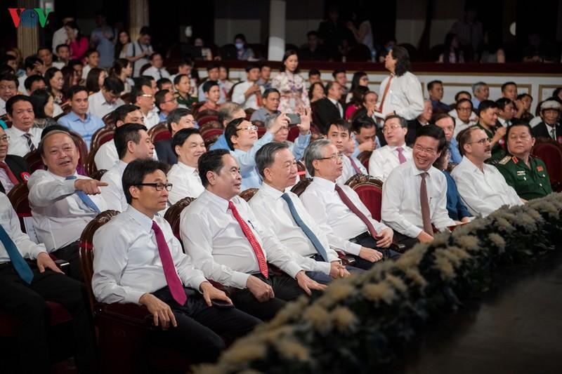 Các đại biểu dự buổi lễ.
