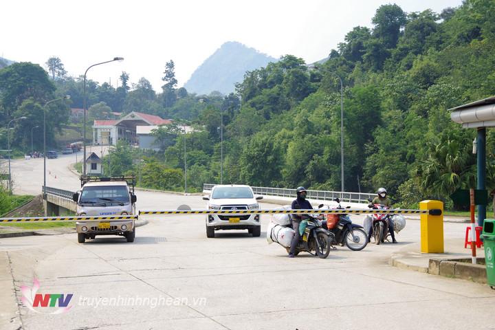 Người và phương tiện chờ nhập cảnh.