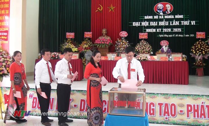 Bầu BCH khóa mới
