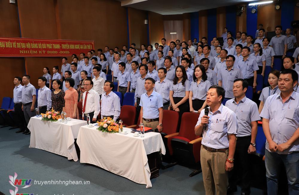 Các đại biểu thực hiện nghi lễ chào cờ.
