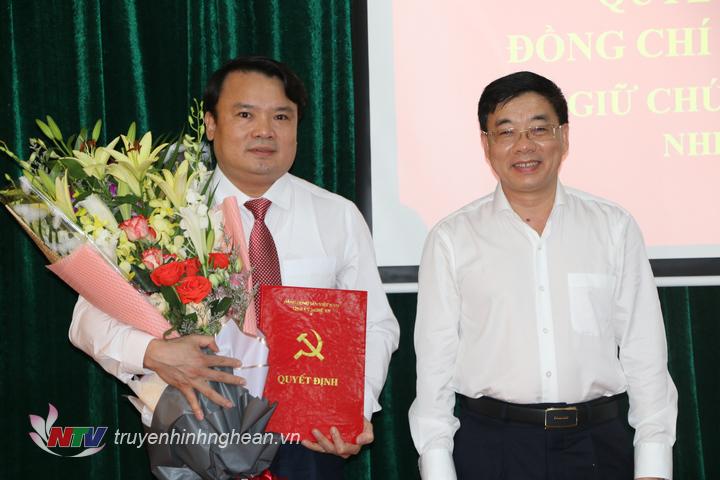 Phó Bí thư Tỉnh ủy Nguyễn Văn Thông trao Quyết định và tặng hoa chúc mừng tân Bí thư Huyện ủy Đô Lương.
